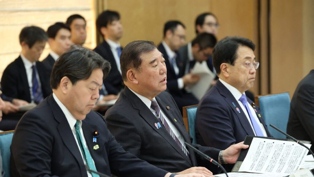 Japan's Prime Minister Shigeru Ishiba (C) speaks at a meeting of the comprehensive task force on U.S. tariff measures alongside Economic Revitalisation Minister Ryosei Akazawa (R) at the prime minister's office in Tokyo, Japan, April 25, 2025. (AFP Photo)