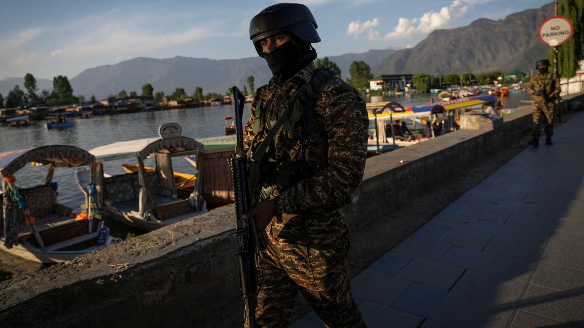 Indian security force personnel patrol on the banks of Dal Lake, in Srinagar, India-administered Kashmir, April 25, 2025. (Reuters Photo)