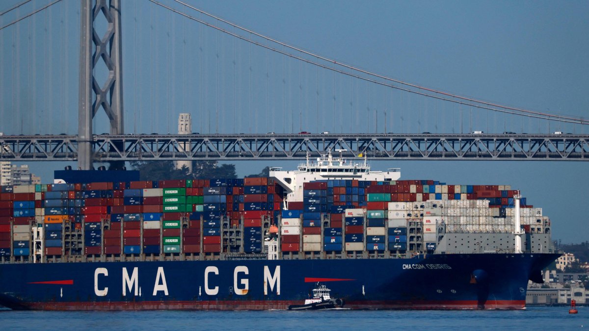 The container ship CMA CGM Osiris arrives at the Port of Oakland in Oakland, California, U.S., April 9, 2025. (AFP Photo)