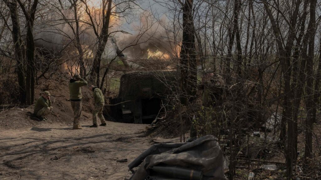 Ukrainian servicemen fire an M109 howitzer toward Russian positions, in an undisclosed area, eastern Donetsk region, Ukraine, April 23, 2025. (AFP Photo)