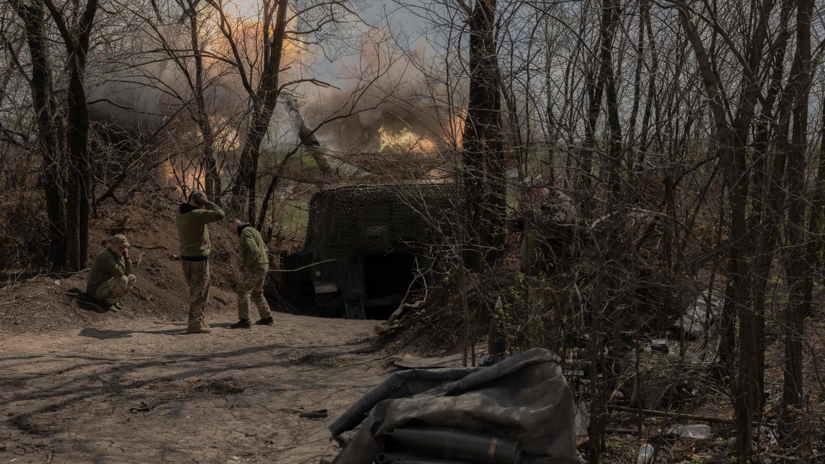 Ukrainian servicemen fire an M109 howitzer toward Russian positions, in an undisclosed area, eastern Donetsk region, Ukraine, April 23, 2025. (AFP Photo)