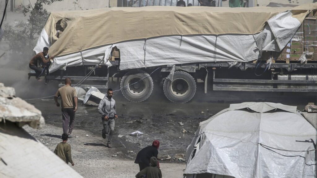 A humanitarian aid truck drives along Al Rashid road into Gaza City, Palestine, May 25, 2025. (EPA Photo)