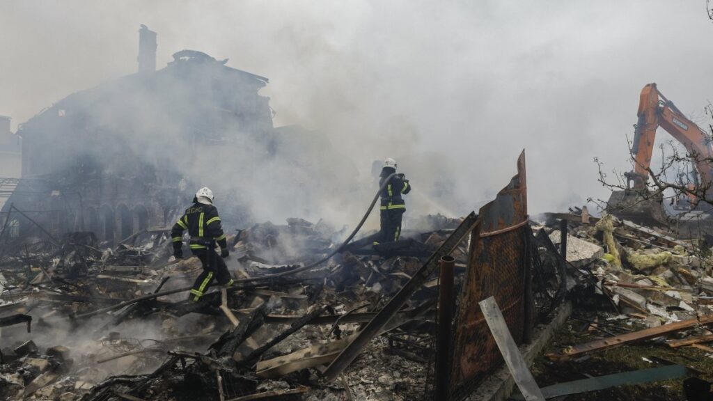 Ukrainian rescuers work at the site of a residential area struck by a rocket as a result of an overnight strike amid the ongoing Russian invasion, in a village near Kyiv, Ukraine, May 25, 2025. (EPA Photo)