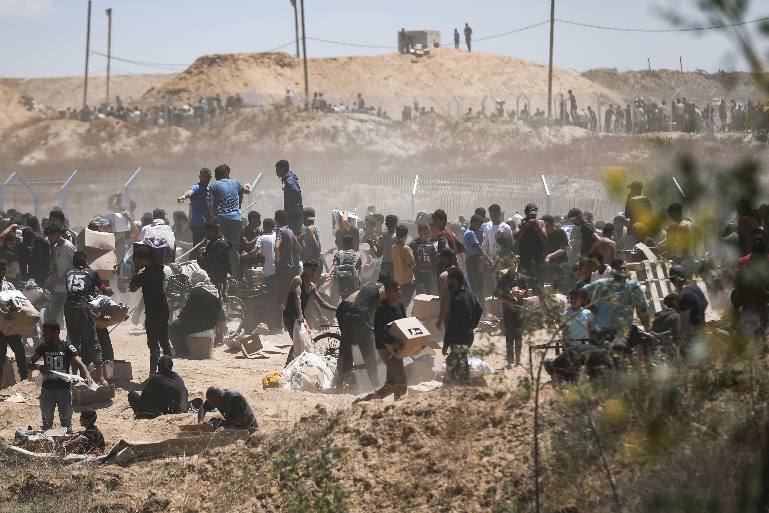 384829 Palestinians carry aid supplies received from the U.S.-backed Gaza Humanitarian Foundation through an area known as the Netzarim Corridor, Gaza Strip, Palestine, May 29, 2025. (EPA Photo)