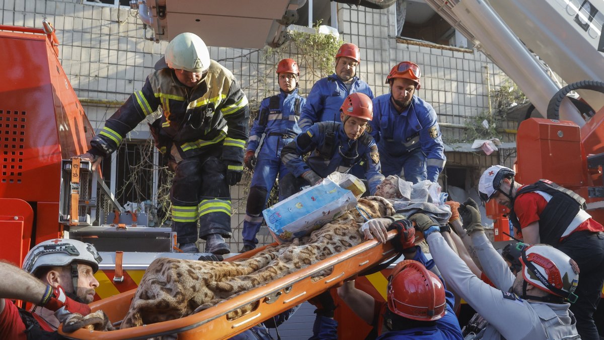 Ukrainian rescuers evacuate an injured elderly woman from the site of an airstrike on a nine-story residential building in Kyiv, Ukraine, June 17, 2025. (EPA Photo)