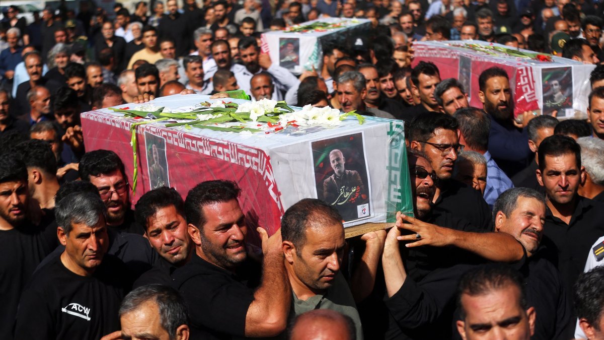 Mourners carry the coffins of people killed in Israeli attacks, Hamedan, Iran, June 16, 2025. (AFP Photo)