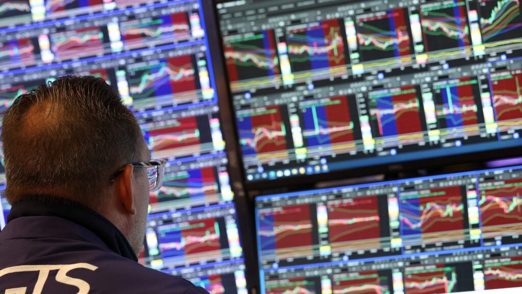 Traders work on the floor of the New York Stock Exchange (NYSE), New York City, U.S., June 18, 2025. (AFP Photo)