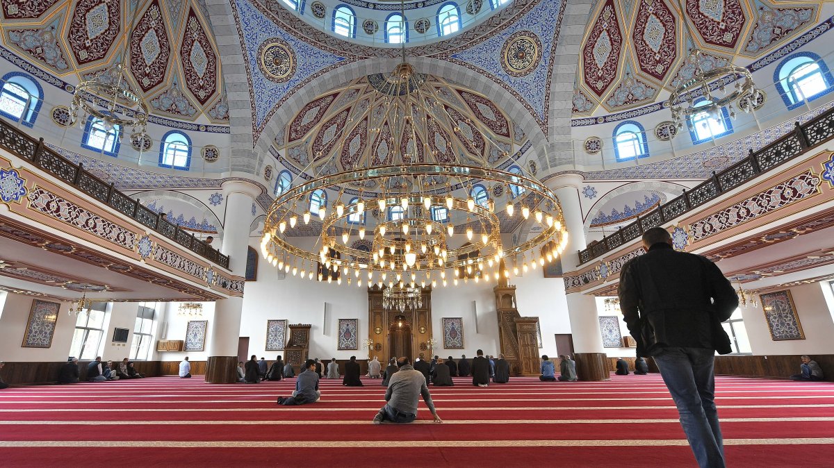 Believers enter a mosque run by the Turkish-Islamic Union for Religious Affairs (DITIB), Duisburg, Germany, Oct. 3, 2017. (AP Photo)