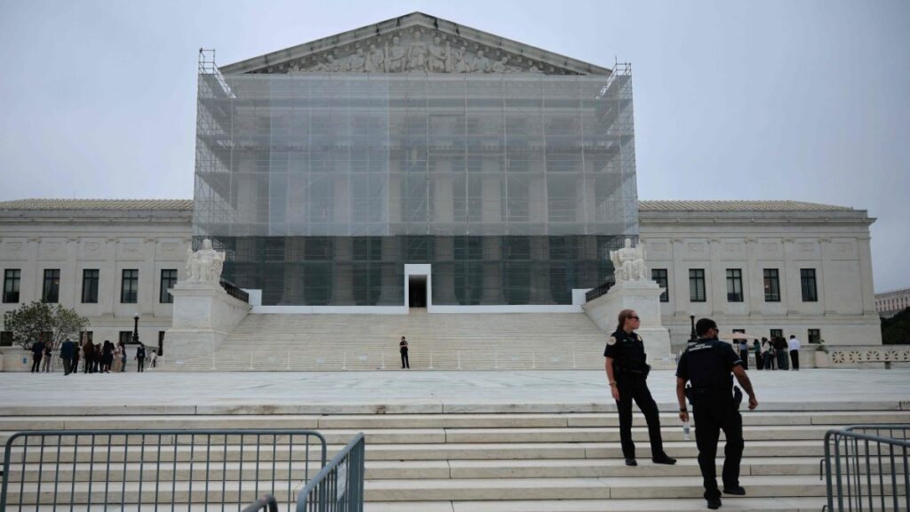 The plaza in front of the U.S. Supreme Court building is closed on the final day of this term, June 27, 2025 in Washington, D.C. (AFP Photo)