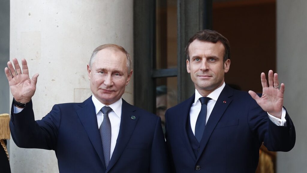 French President Emmanuel Macron (R) greets Russian President Vladimir Putin at the Elysee Palace in Paris, France, Dec. 9, 2019. (EPA Photo)