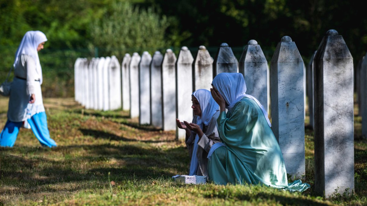 Women pray among the gravestones at the memorial cemetery in the village of Potocari on the 30th anniversary of the Srebrenica massacre, Srebrenica, Bosnia-Herzegovina, July 11, 2025. (AFP Photo)