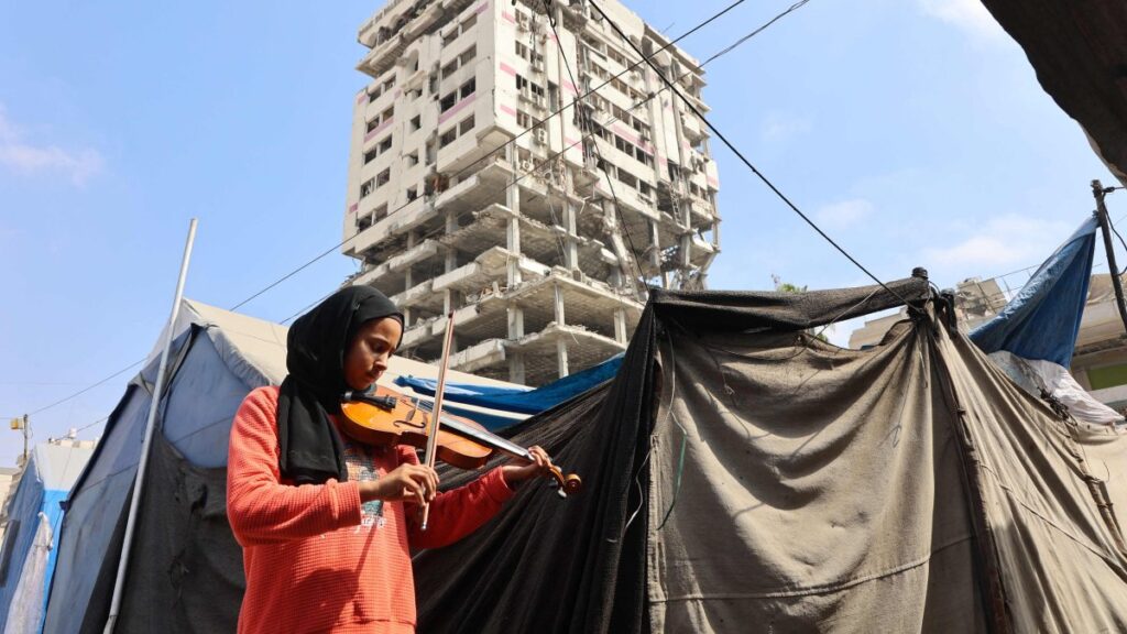 A student plays the violin during a music class in a camp for displaced Palestinians in the northern Al-Rimal neighborhood, Gaza City, Palestine, July 10, 2025. (AFP Photo)