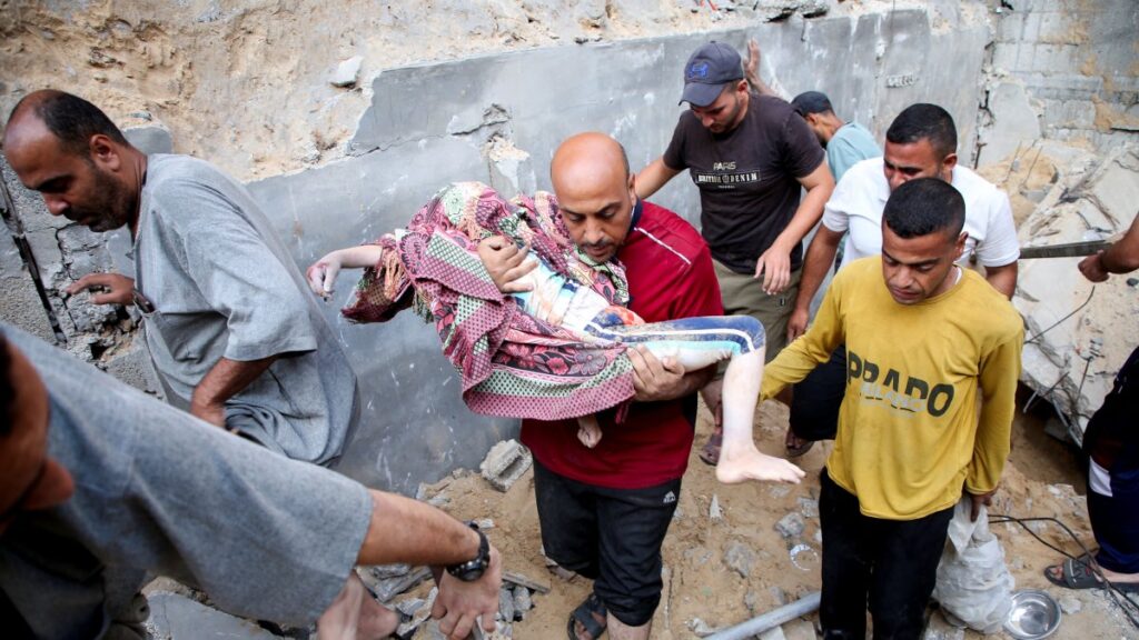 A man carries the body of a Palestinian child who was killed in an overnight Israeli strike on a house, according to medics, in Khan Younis, in the southern Gaza Strip, July 10, 2025. (Reuters Photo)