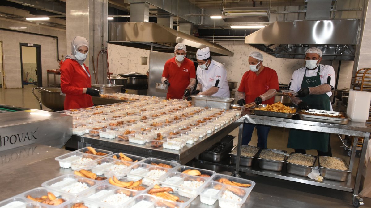 Turkish Red Crescent (Kızılay) volunteers prepare hot meals daily at the community kitchen, Malatya, Türkiye, July 15, 2025. (AA Photo)