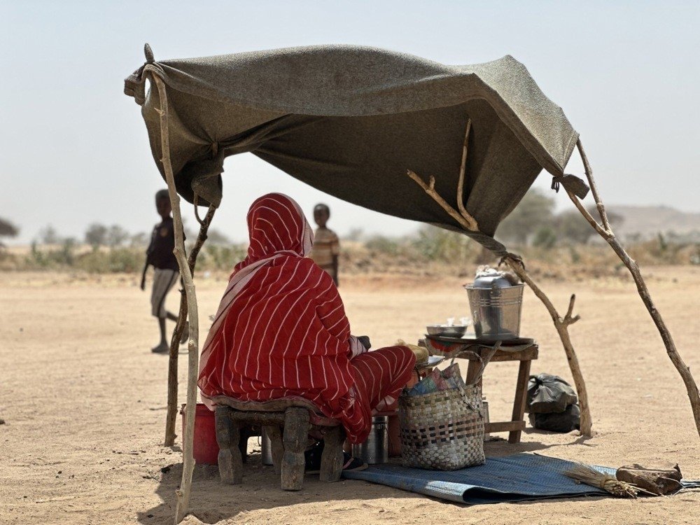 A war-displaced Sudanese woman sits at a camp in North Kordofan, Sudan, July 15, 2025. (IHA)