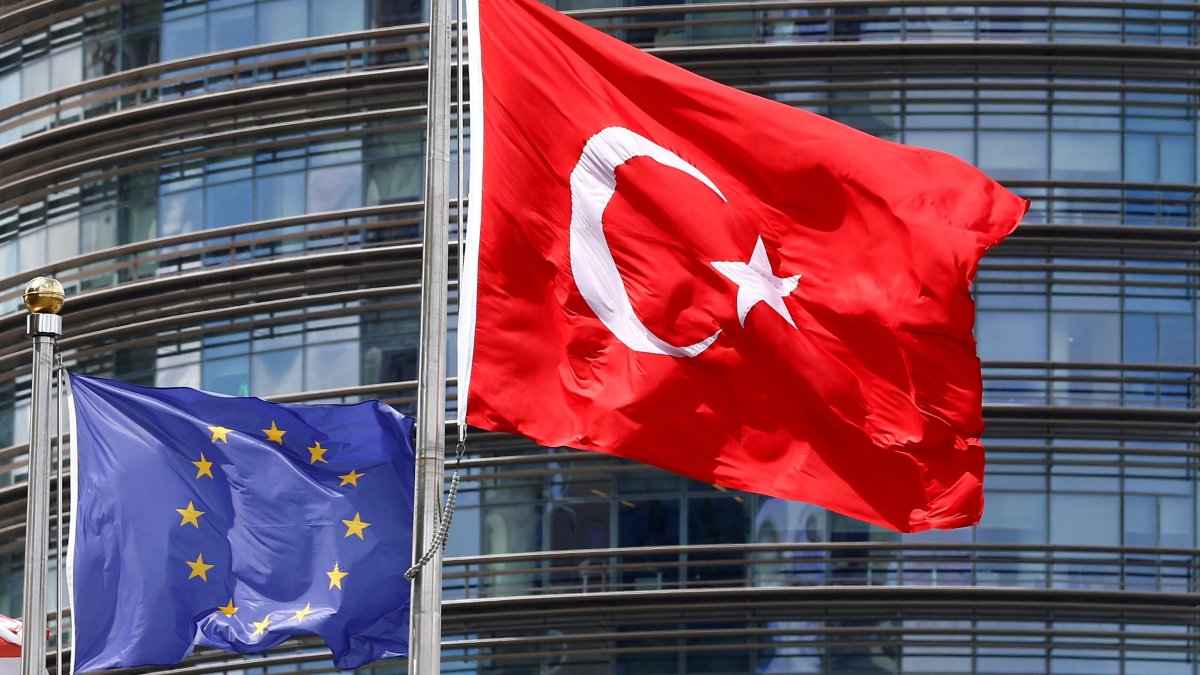 A European Union (L) and Turkish flag fly outside a hotel in Istanbul, Türkiye, May 4, 2016. (Reuters Photo)