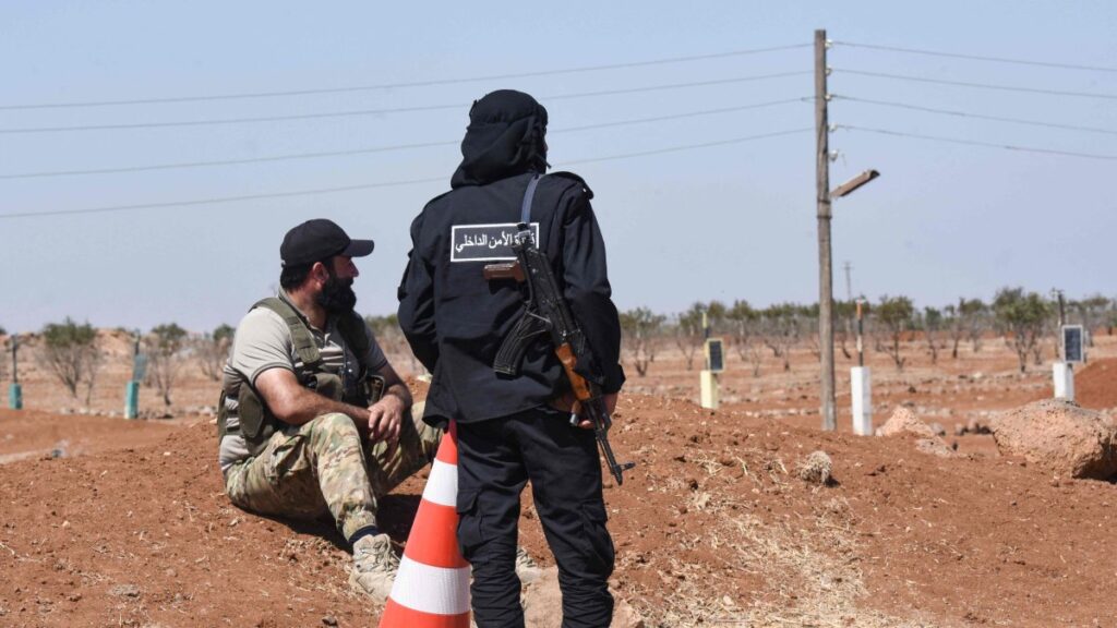 Syrian government security forces man a checkpoint, to prevent Beduin tribal fighters from reaching the city of Sweida, along a road in southern Syria, July 19, 2025. (AFP Photo)