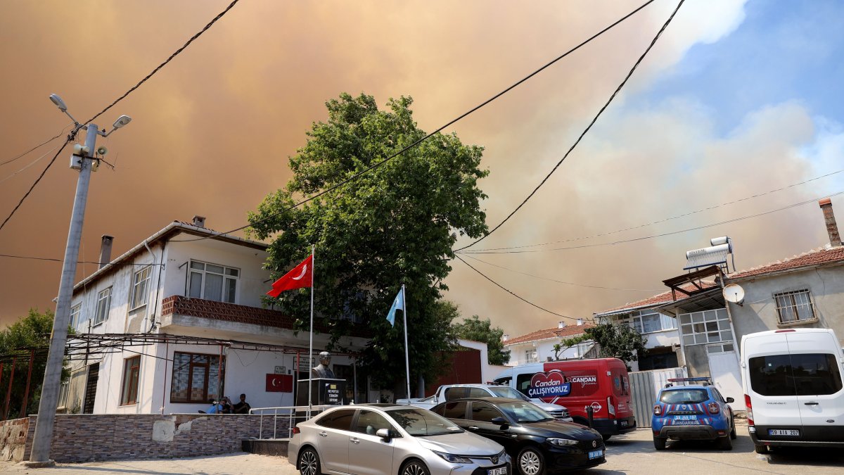 Smoke covers the Kızılcaterzi neighborhood as aerial and ground teams intensify efforts to contain the forest fire in the Şarköy district, Tekirdağ, Türkiye, July 16, 2025. (AA Photo)