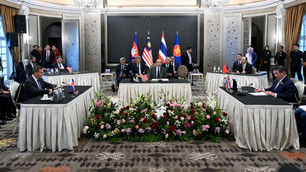 Malaysia's Prime Minister Anwar Ibrahim looks on as Cambodia's Prime Minister Hun Manet and Thailand's acting Prime Minister Phumtham Wechayachai take part in mediation talks on the Thailand-Cambodia border conflict, in Putrajaya, Malaysia, July 28, 2025. (Reuters Photo)