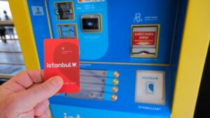 An Istanbulkart is placed in front of a public transport top-up terminal in Istanbul, Türkiye. (Shutterstock Photo)