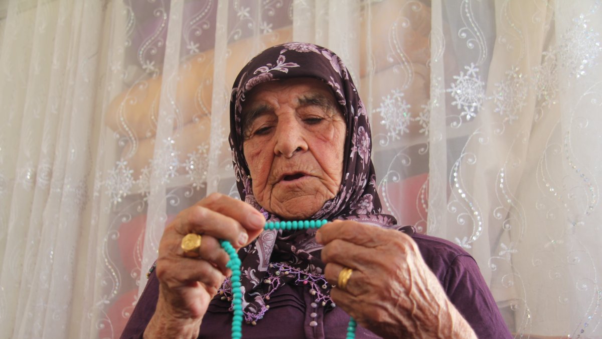 Ayşe Uğur, 101, with her prayer beads at her home, Gaziantep, Türkiye, July 30, 2025. (IHA Photo)