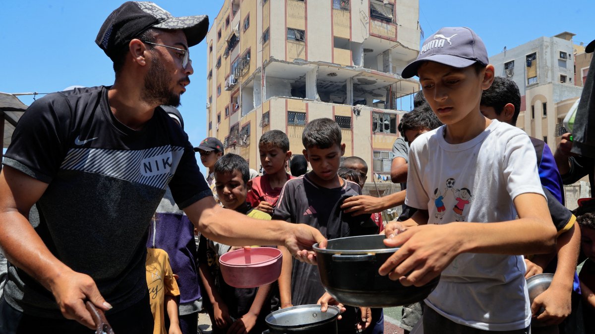 Palestinians gather to receive food from a charity kitchen, amid a hunger crisis, in Nuseirat, Gaza Strip, Palestine, July 29, 2025. (Reuters Photo)