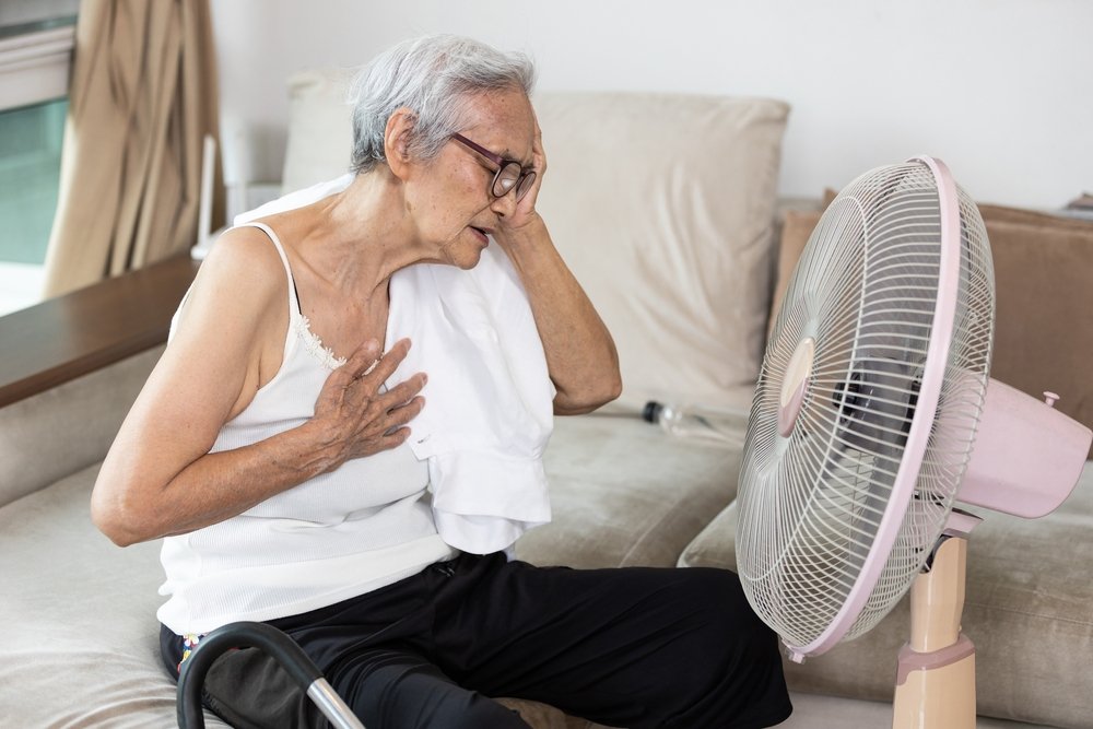 The woman displayed symptoms of a heart attack or a panic attack in the heat. (Shutterstock Photo)