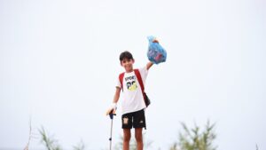 Aras Kayretli, 11, holds the trash he collected during his campaign called “I collect as much trash as my followers,” Mersin, Türkiye, Aug. 1, 2025. (AA Photo)