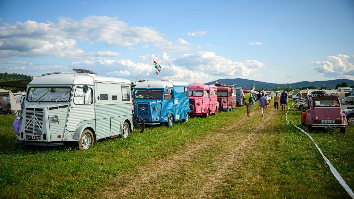 A Citroen 2CV extended van drives through a camp during the 25th World Meeting of 2CV Friends in Postojna, Slovenia, July 30, 2025. (AFP Photo)