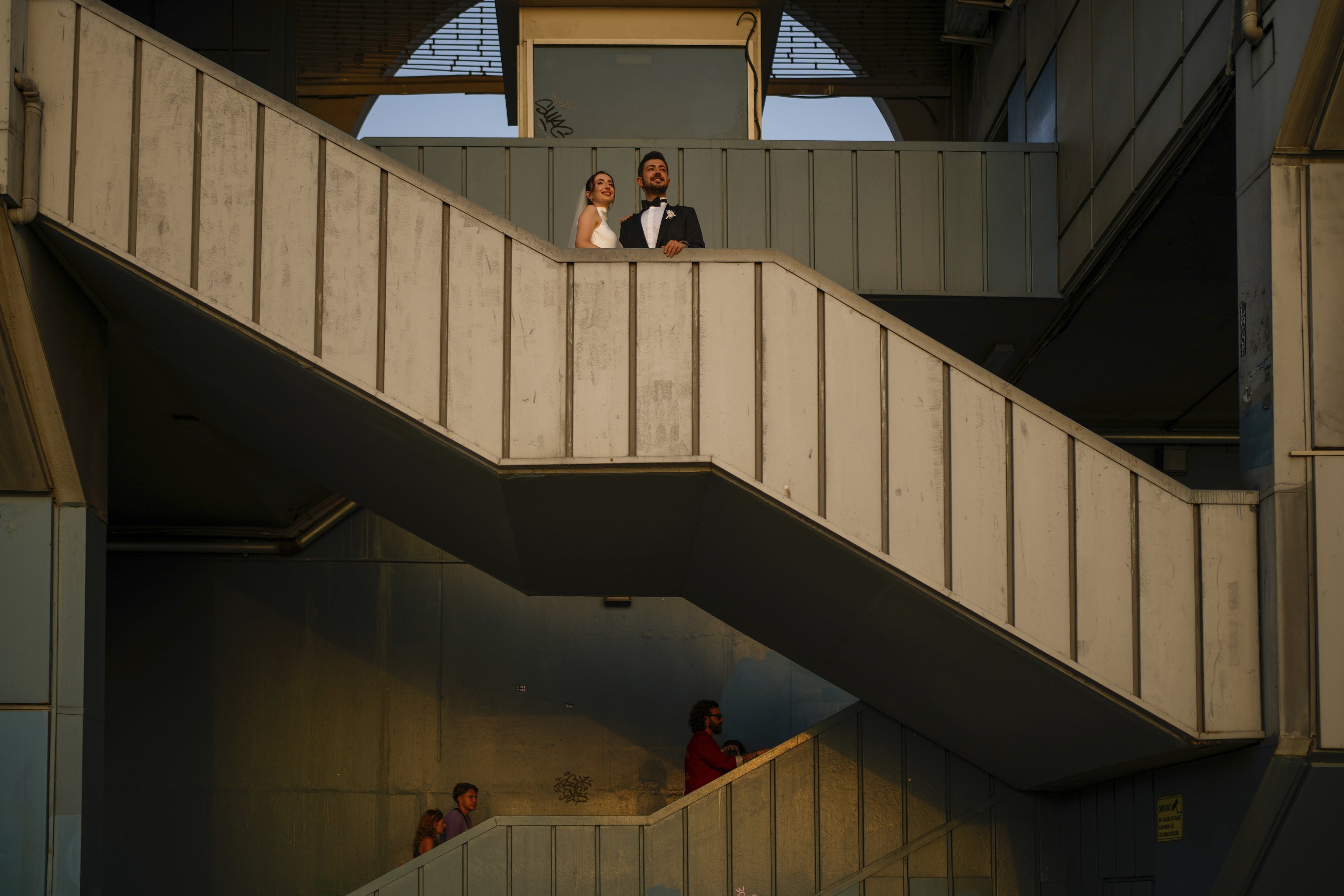 395836 A couple wearing their wedding outfits pose during a photo session at Galata Bridge, Istanbul, Türkiye, July 28, 2025. (AP Photo)
