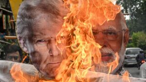 Congress activists burn an effigy of U.S. President Donald Trump and Indian Prime Minister Narendra Modi as they protest against the Indo-U.S. trade deal, after the former imposed 25% tariffs on Indian goods, Kolkata, India, Aug. 1, 2025. (AFP Photo)
