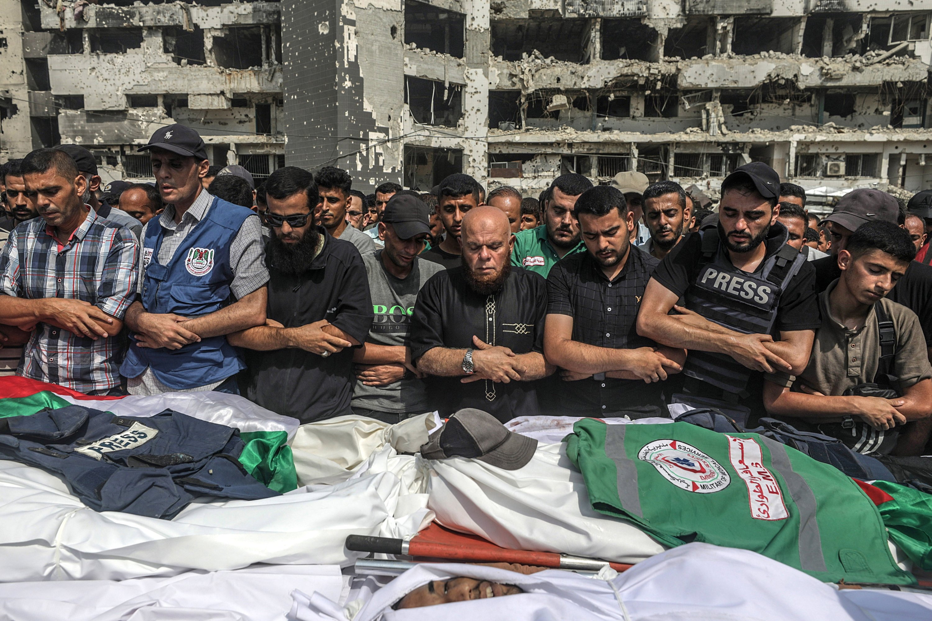 396659 Palestinians attend the funeral of journalists, including Al-Jazeera team members, killed in an Israeli strike, outside Al-Shifa Hospital, Gaza City, Palestine, Aug. 11, 2025. (EPA Photo)