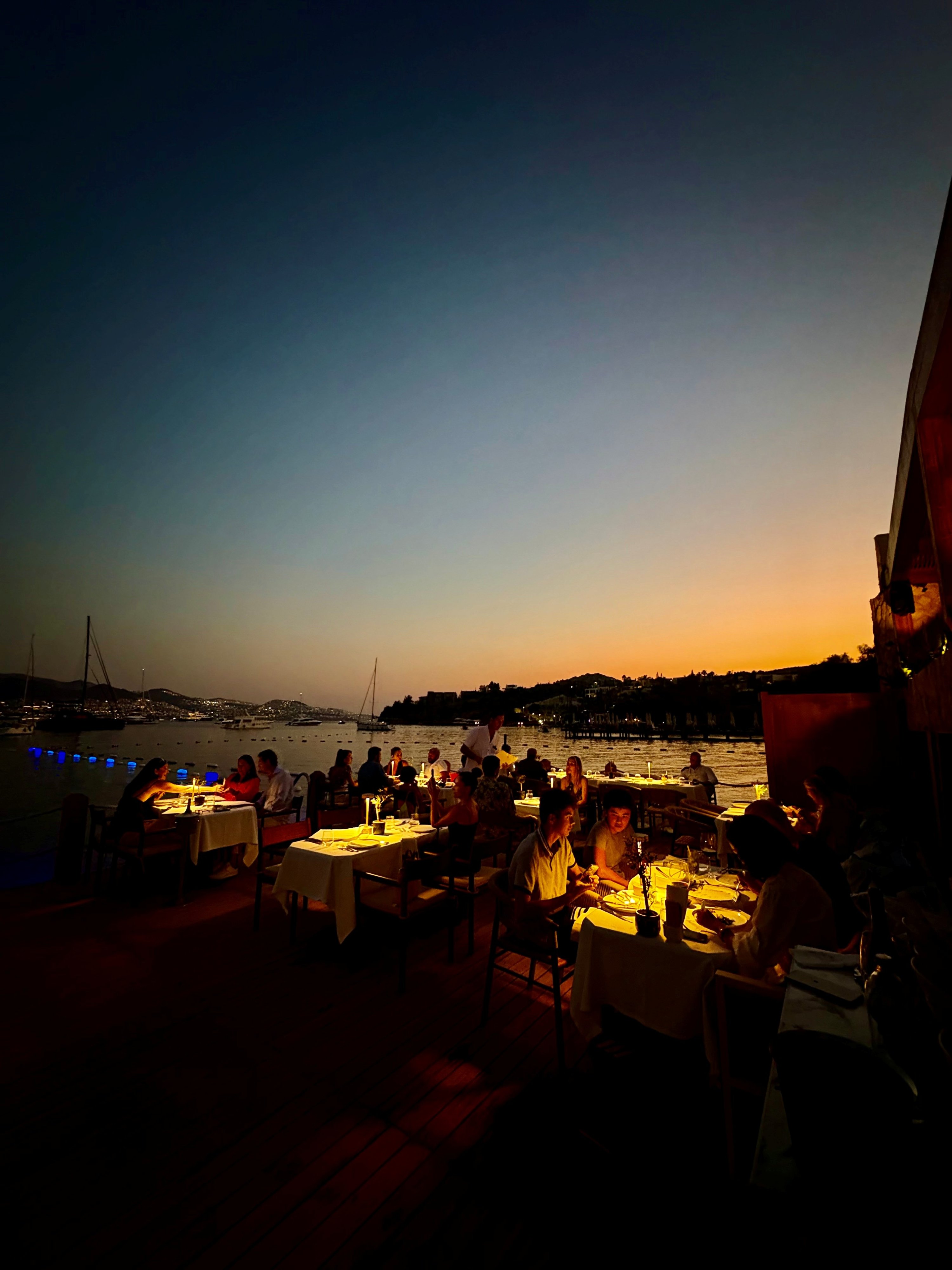 397148 Guests enjoy dinner at sunset at Hodan, Bodrum, Muğla, Türkiye, Aug. 13, 2025. (Photo by Funda Karayel)