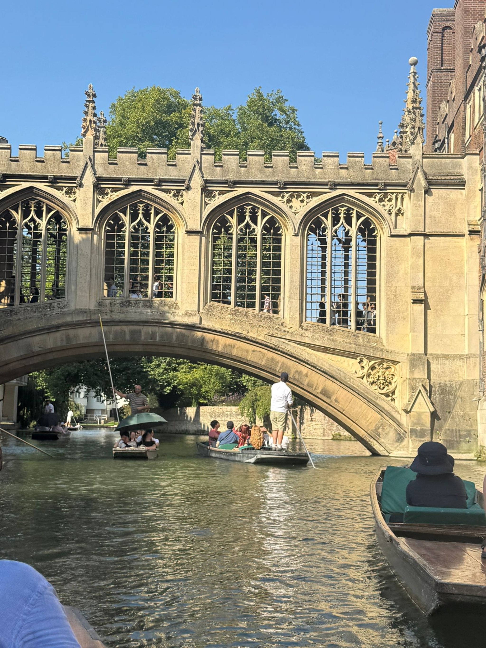 397325 People ride boats on the River Cam, enjoying a classic Cambridge experience, Cambridge, U.K., Aug. 17, 2025. (Photo by Neslişah Yılmaz Hidayetoğlu)