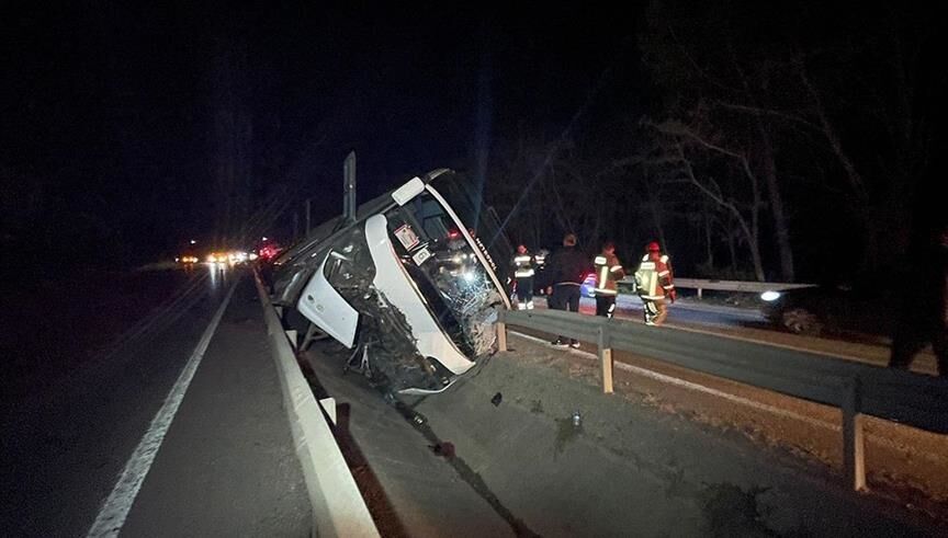 3 killed when tour bus carrying students crashes, overturns in northwestern Türkiye