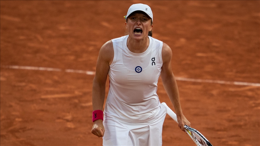 Swiatek to face Muchova in French Open women's final